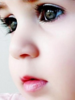 Download Cute baby eyes - Sweet and cute girls for your mobile cell phone