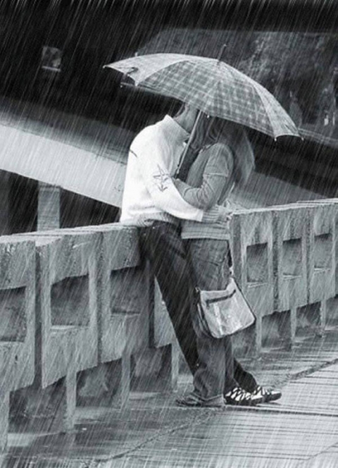 Download Kissing in rain - Hug day for your mobile cell phone