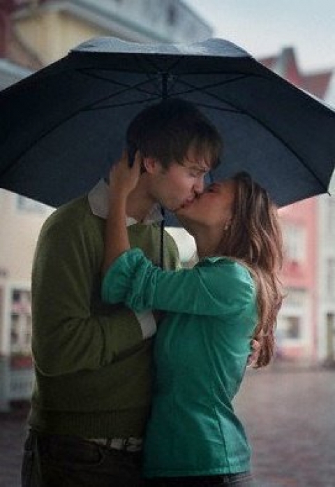 Download A kiss in the rain - Romantic wallpapers for your mobile cell phone