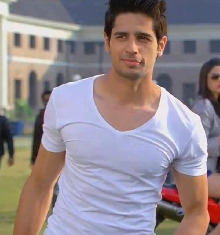 Download Siddharth malhotra 03 - Cool actor images for your mobile cell  phone