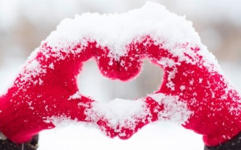 Love heart snow hands ultra hd 4k wallpaper 