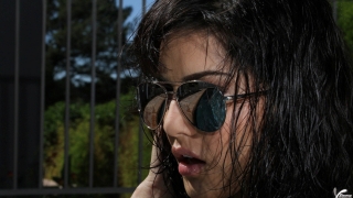 Sunny leone in black goggles