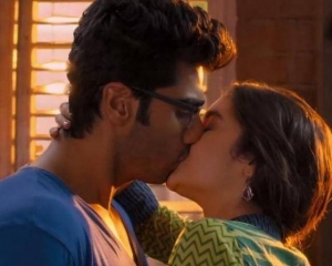 Arjun and alia lip lock image