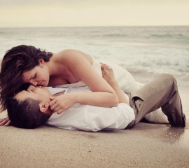 Kissing couple on the beach hd wallpaper