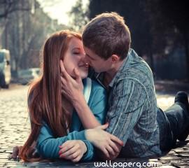 Kissing on road hd wallpaper