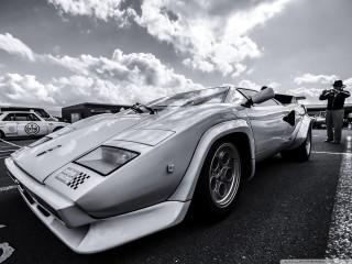 An old lamborghini wallpaper