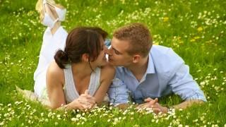 Lovers kissing hd wallpaper