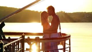 Kiss on the ship in the water hd wallpaper