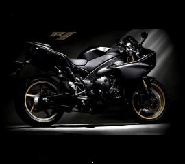 Yamaha r1 black