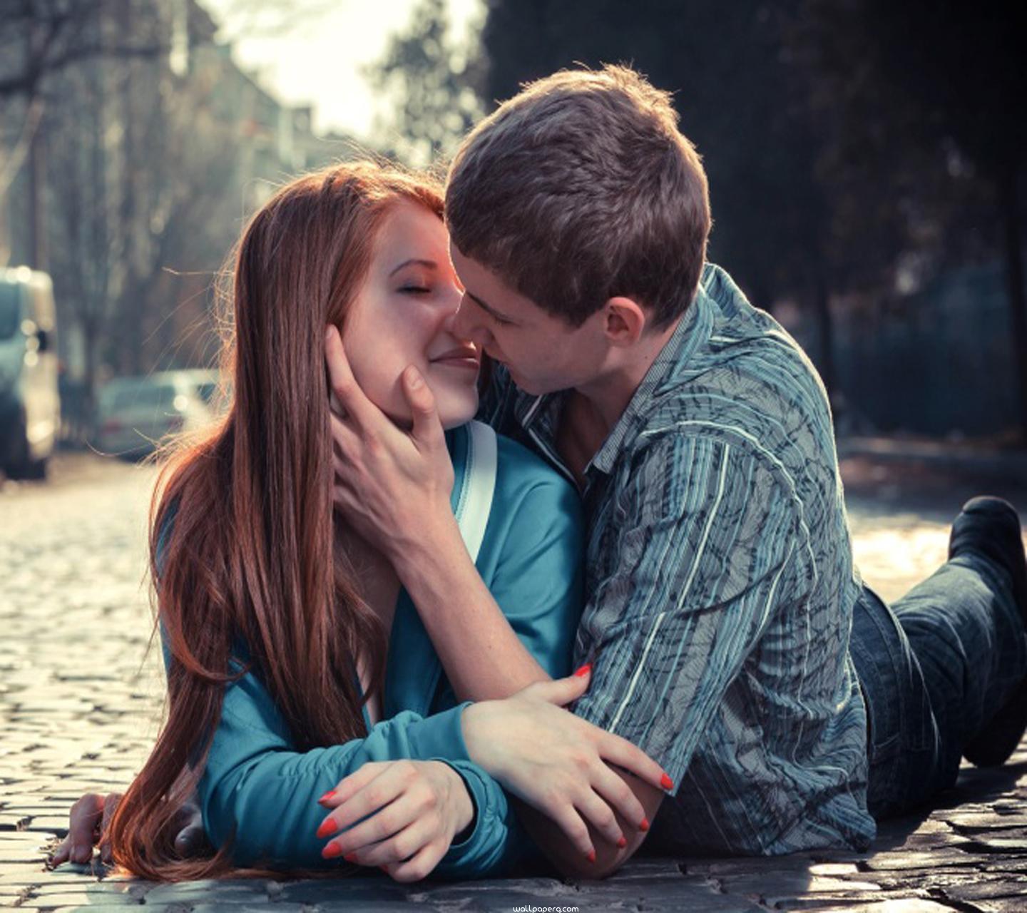 Download Kissing on road hd wallpaper - Love and romance for your mobile  cell phone