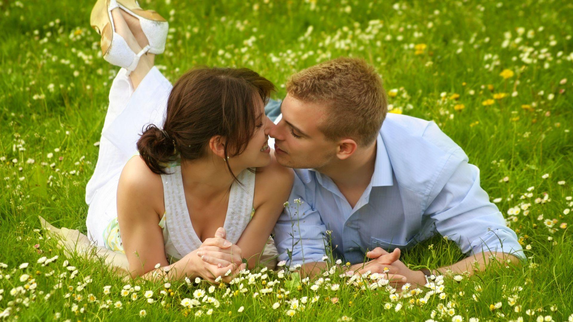 Download Lovers kissing hd wallpaper - Romantic wallpapers for your mobile  cell phone